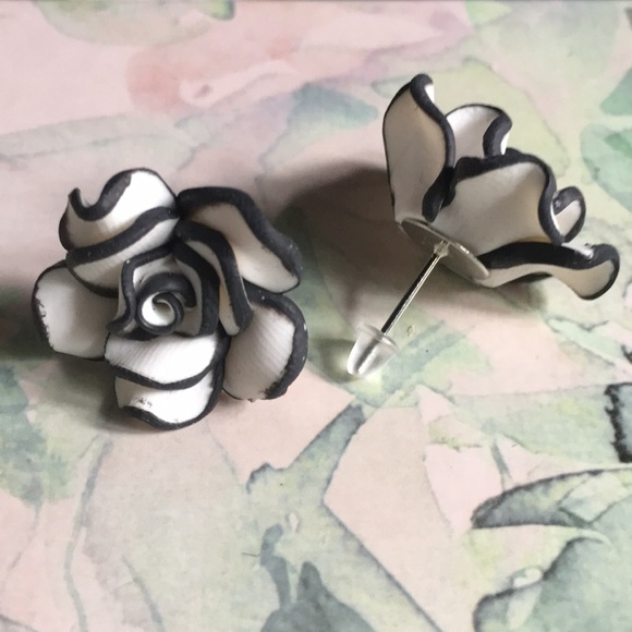 New! White Rose Stud Earrings - Picture 5 of 8